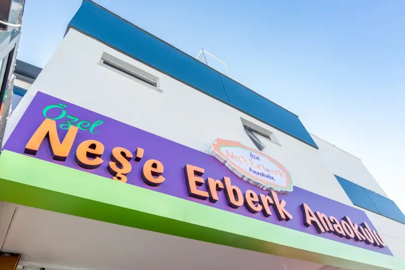 Bina cephesindeki Özel Neş’e Erberk Anaokulu tabelası